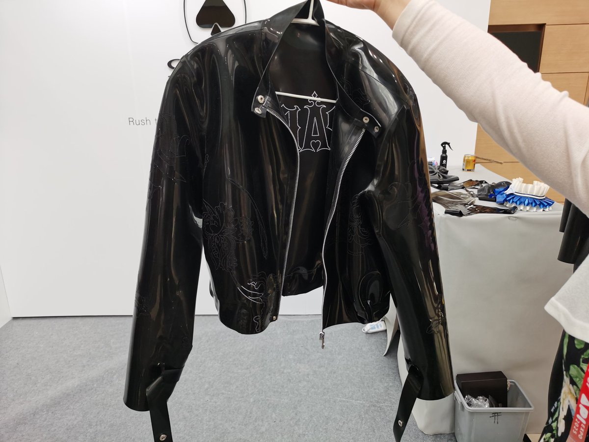 来API逛了黑色桃spade的展台，店员小姐姐超级好哦，试穿了他们家的乳胶夹克，很酷炫，乳胶质感也超级好，很推荐购买哦
