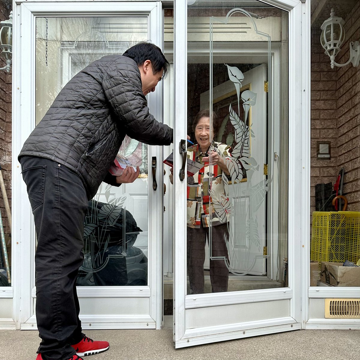 Shaun_Chen's tweet photo. Let’s go knock doors! Thank you #ScarbTO North for opening your doors with big smiles, kind words, warmth & unwavering belief in #CanadaStrong - I will always fight for you #ProvenToWork https://t.co/cR4YsDkWdl