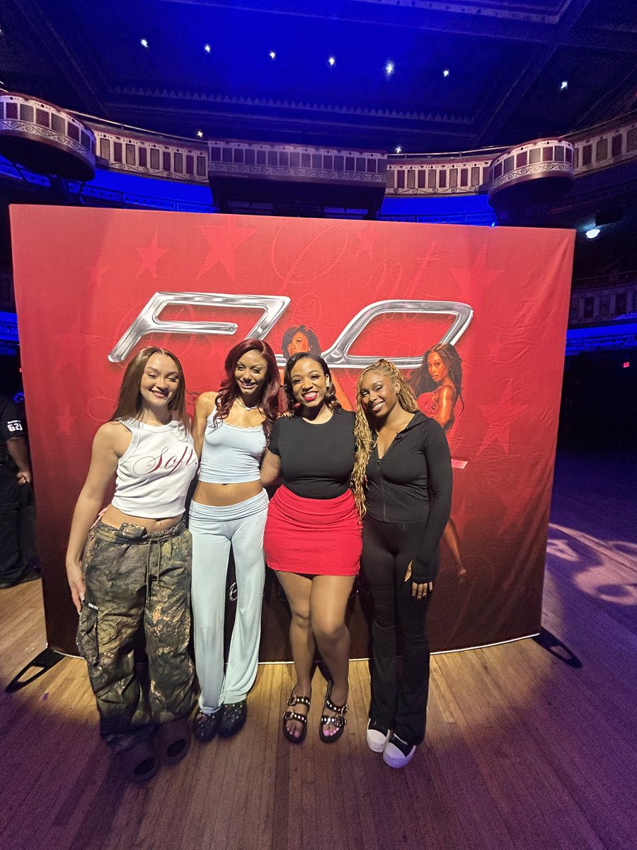 _qveenbee__'s tweet photo. #AAATour #AAAATL my girls told me my body tea 🤪 yall cant tell me nothingg!
Such an amazing show❤️ https://t.co/ZMI1oVlW12