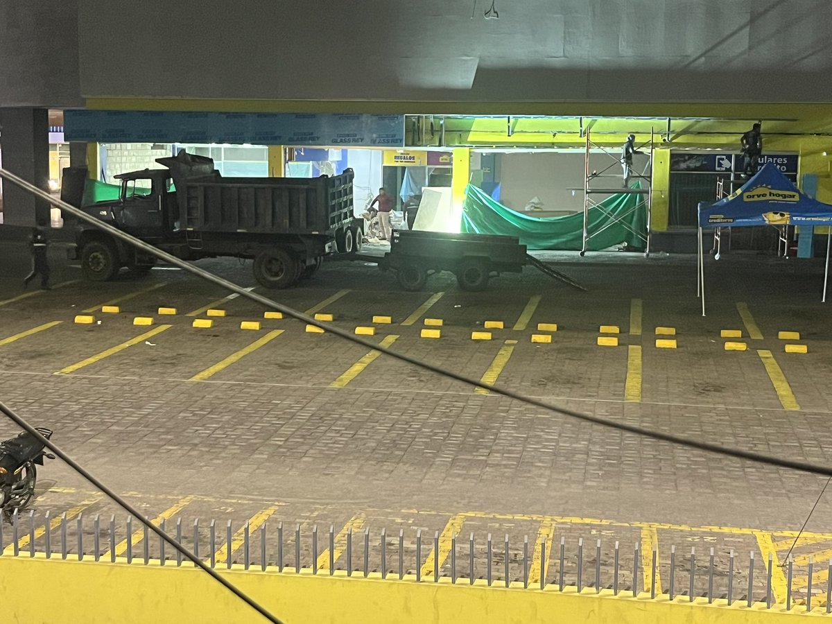 dariojavierbr's tweet photo. Ni en semana santa dejaron descansar al prójimo, una semana sin poder dormir gracias al ruido insoportable que generan su dichosa remodelación, @MunicipioQuito @amcquito otorgan permisos para que trabajen causando molestias a todo el vecindario? #SantaMariaSupermercados #Tumbaco https://t.co/dg3KL6NGv5