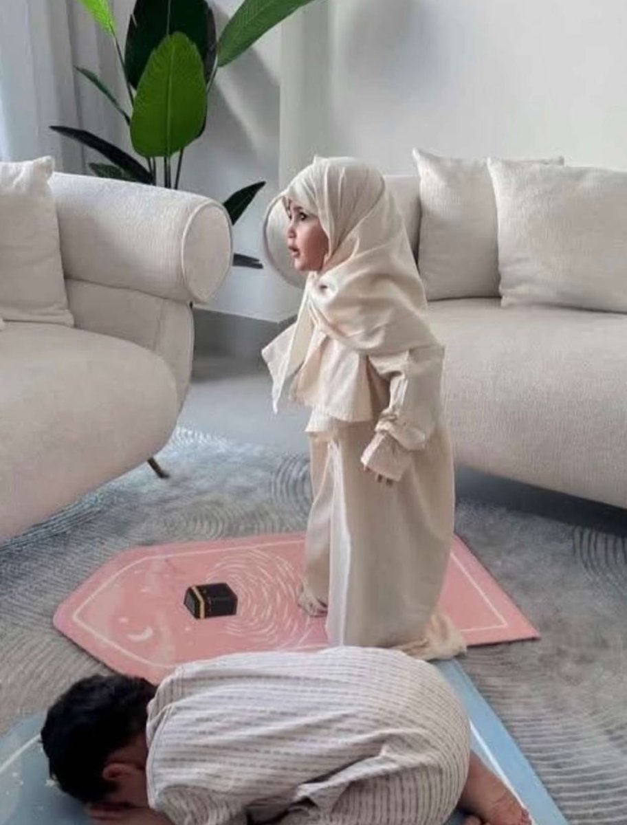 hudali19's tweet photo. لا تستهن بصلاتك أبدًا
توضَّأْ لها بهدوء
رتِّلْ الفاتحة ترتيلاً
أعطِ الرُّكوع وقته
والسُّجودَ حقّه
لمَ العجلة، أَلأجل حاجةٍ من حوائجِ الدّنيا؟
أنت بين يدي قاضي الحاجاتِ https://t.co/gjt7lm2a5T