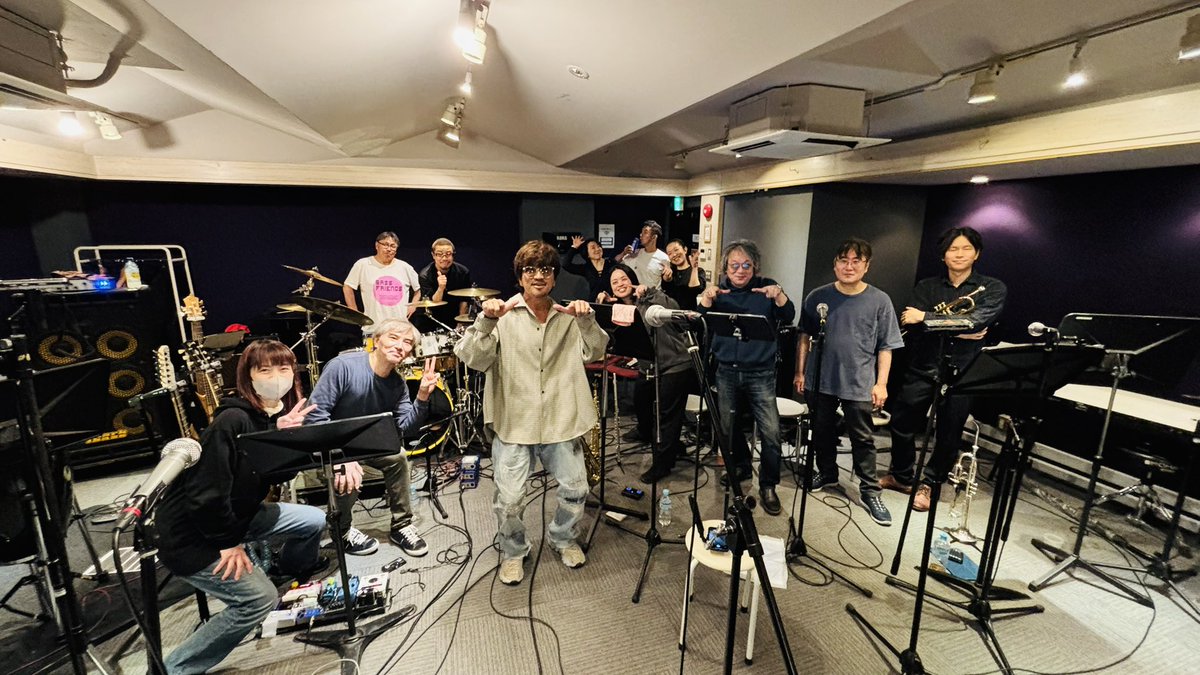 famTWUNE's tweet photo. 4/26土曜日〜
汐留BLUE MOOD
「PARI STAR」LIVEに
ゲスト出演させていただきまーす!
おかげ様で超満員
チケット完売するほど
すでに大盛り上がり〜
楽しみだなぁ〜
( ̄▽ ̄)/
#汐留BLUEMOOD
#PARISTAR
#TWUNE https://t.co/egkOaOsX5o