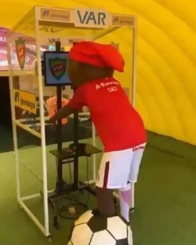 GREMIOINSIDER's tweet photo. vazou uma foto exclusiva do bráulio machado revisando o lance do pênalti hoje https://t.co/mAbk4U1w0q