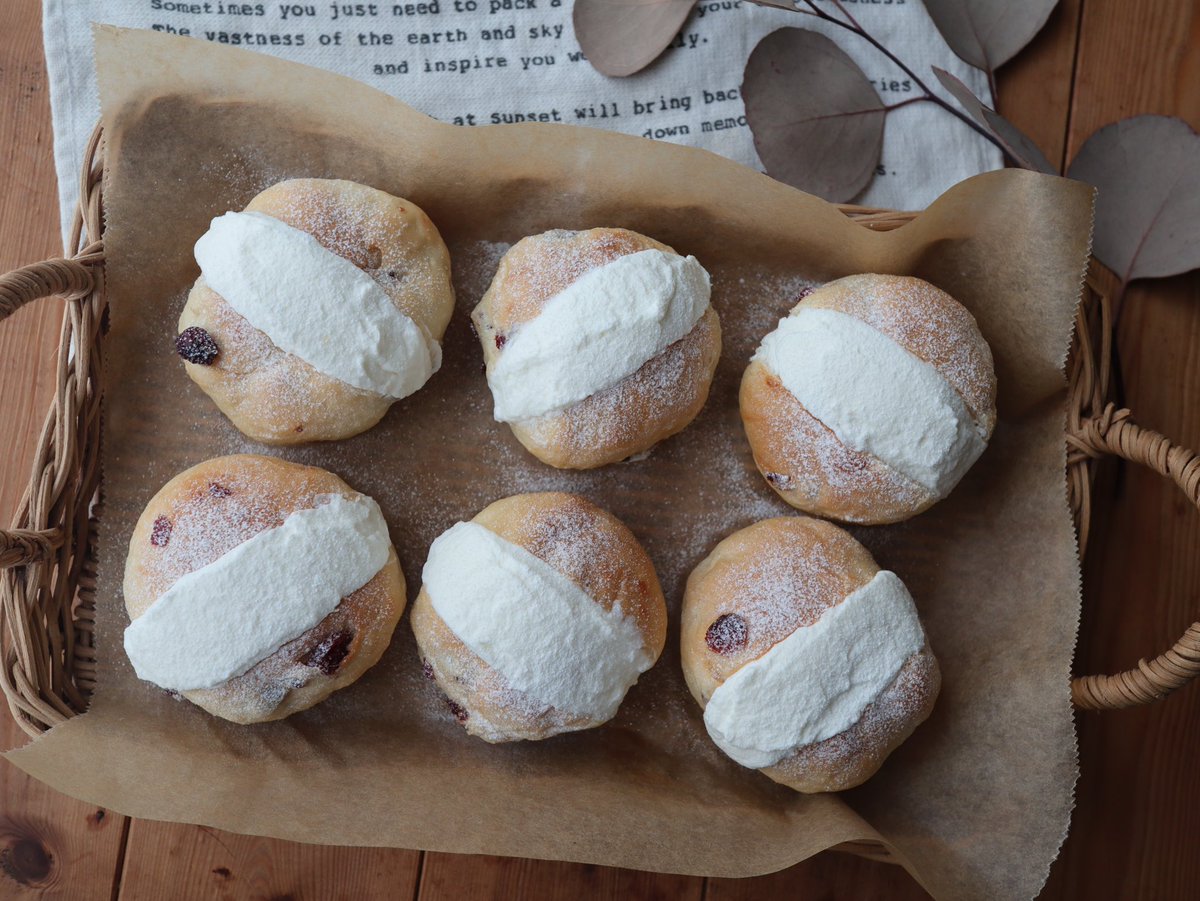 クランベリー入りのパン焼いて、クリームたっぷり挟みました♡
お久しぶりのマリトッツォ😇
#手作りパン