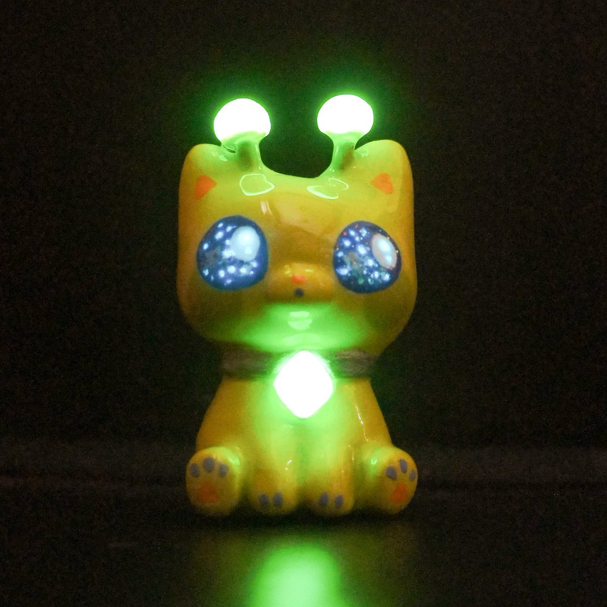 Magikai_Crafts's tweet photo. "I can see the whole galaxy in your eyes"
A trio of my new desk buddy collection: Alien Cats! Bonus: They glow in the dark! 👽🛸✨

These little guys can be found over at my online shop (International shipping available, Link in bio!)👀🫶✨

#airdryclay #handmadesculpture https://t.co/DDcfxHLMpJ