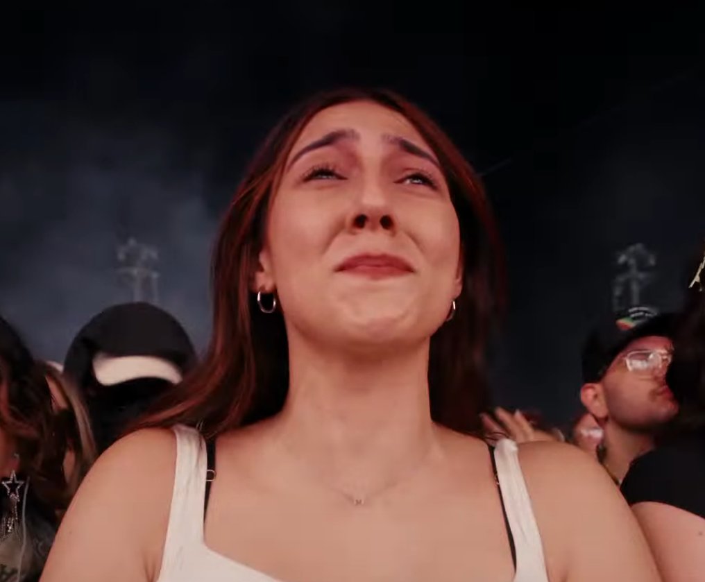 aqeskti's tweet photo. this queen crying during charli set on party 4 u https://t.co/WyDQWgcntC