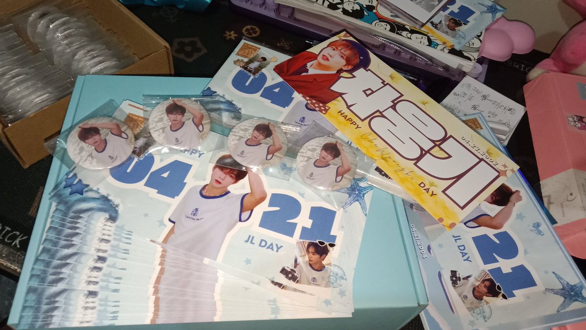 ynnadesu's tweet photo. See you all later Parppies! Nakaready na din freebies. Limited quantity lng, open for trades! ✨

I have 1 extra JL standee din. First to approach me for freebie will get the standee. GL! 🤗

JL 21on21
#CenterJL
#AHOF #JL #제이엘
#CSEDay https://t.co/nX2ys677N0