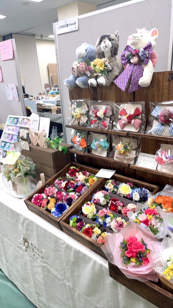 sachi_2004's tweet photo. 猫フェス@上越

本日最終日

猫ちゃん用フラワーアクセサリー，ウッディ猫オブジェ、委託販売させていただくFam&amp;は猫ブローチ
このはな堂H06でおまちしてます🐈
#猫フェス #猫フェス上越 #猫雑貨 #猫イベント https://t.co/191qZ9AC53