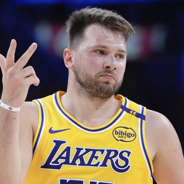 TheHoopCentral's tweet image. Luka Doncic tonight:

37 Points 
8 Rebounds
1 Assist
54% FG
5/10 3PM