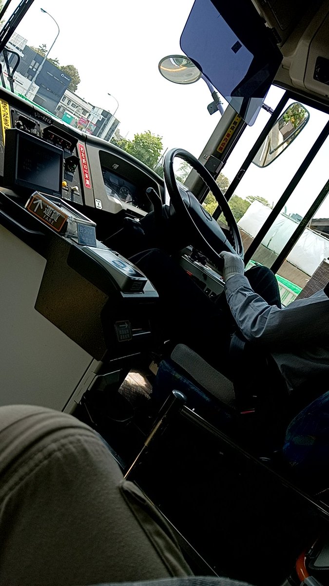 京成バスでテラスモール松戸行きに向かってる途中信号で止まり運転手が膝を立ててるので写真を撮りました。明らかにブレーキから足を離してるのです。客を乗せてる状態でこういう態度でいいのですか？
#京成バス　#いいねした人フォローする