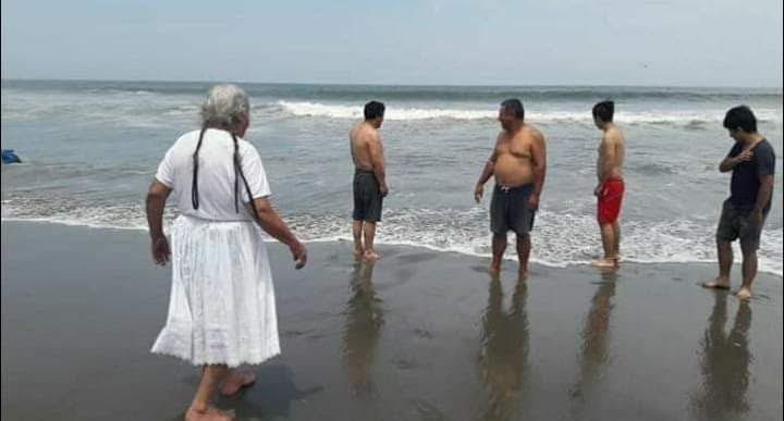 corridosybandas's tweet photo. Hasta mamá coco anda en la playa y yo nada