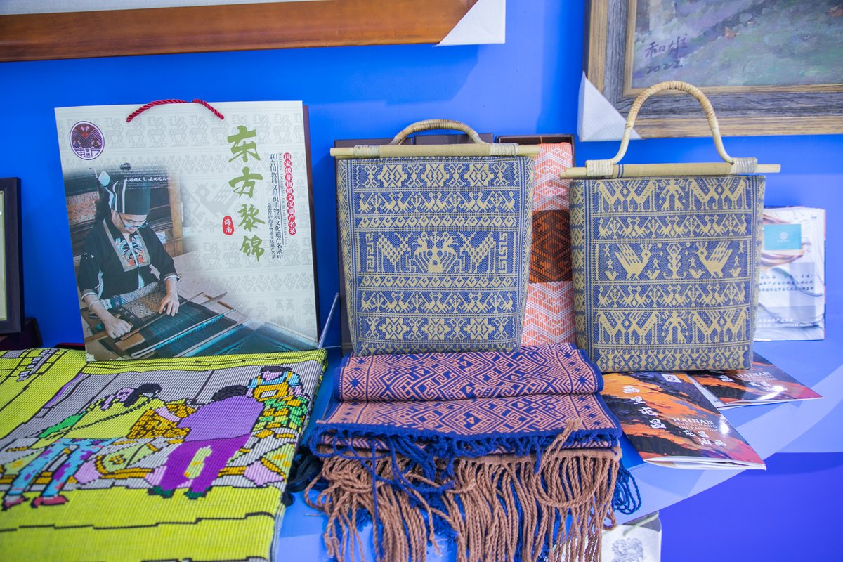 🙌🙌The 5th China International Consumer Products #Expo, recently held in Haikou, Hainan, was a global 🤩🤩🤩showcase of innovation and culture—and Dongfang’s Pavilion stole the spotlight! From the Huanghuali wood carvings and Li pottery to the Li brocade and crocodile leather bags, Dongfang’s craftsmanship left visitors in awe. And let’s not forget the star of the show: its sought-after rice! 

#CICPE2025 #GlobalTrade #ConsumerGoods #HainanExpo #chinatravel #Hainanvisafree