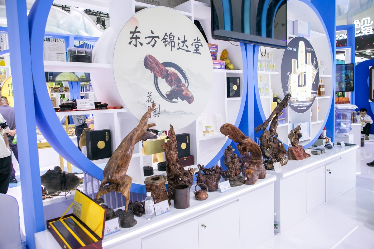 🙌🙌The 5th China International Consumer Products #Expo, recently held in Haikou, Hainan, was a global 🤩🤩🤩showcase of innovation and culture—and Dongfang’s Pavilion stole the spotlight! From the Huanghuali wood carvings and Li pottery to the Li brocade and crocodile leather bags, Dongfang’s craftsmanship left visitors in awe. And let’s not forget the star of the show: its sought-after rice! 

#CICPE2025 #GlobalTrade #ConsumerGoods #HainanExpo #chinatravel #Hainanvisafree