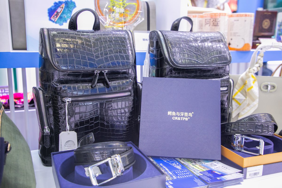 🙌🙌The 5th China International Consumer Products #Expo, recently held in Haikou, Hainan, was a global 🤩🤩🤩showcase of innovation and culture—and Dongfang’s Pavilion stole the spotlight! From the Huanghuali wood carvings and Li pottery to the Li brocade and crocodile leather bags, Dongfang’s craftsmanship left visitors in awe. And let’s not forget the star of the show: its sought-after rice! 

#CICPE2025 #GlobalTrade #ConsumerGoods #HainanExpo #chinatravel #Hainanvisafree