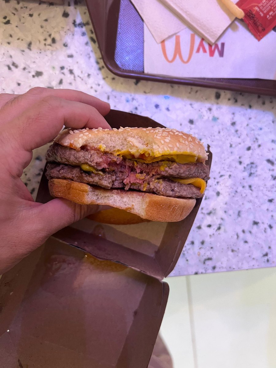 RodriCNM's tweet photo. Che, @McDonalds_Ar . ¿Te parece servir comida CRUDA? https://t.co/Ls2NLvyH3g