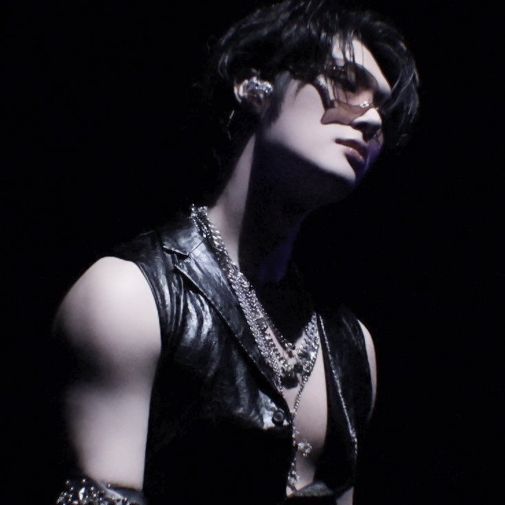 rockinwithya's tweet photo. ⠀
———— TRENDING .ᐟ
#⃝BURNINGALTAR has taken over the stage for #AFFLICTIONFEST, and their bassist #⃝JUSTINHONG is looking hot, hot, HOT!
⠀ https://t.co/A3QVsUAe3F