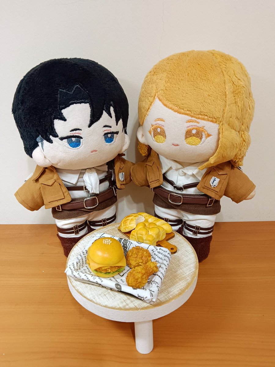 ZingZingZer0_'s tweet photo. 其實上了好幾堂課，給寶寶們做好多好吃的😋
#rivetra #リヴァペト #handmadedoll #ModelingClay https://t.co/xa4HQId3xk