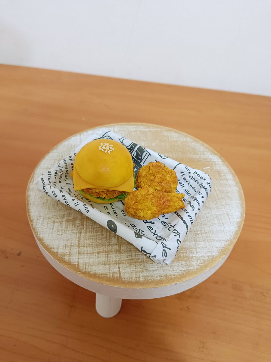 ZingZingZer0_'s tweet photo. 其實上了好幾堂課，給寶寶們做好多好吃的😋
#rivetra #リヴァペト #handmadedoll #ModelingClay https://t.co/xa4HQId3xk