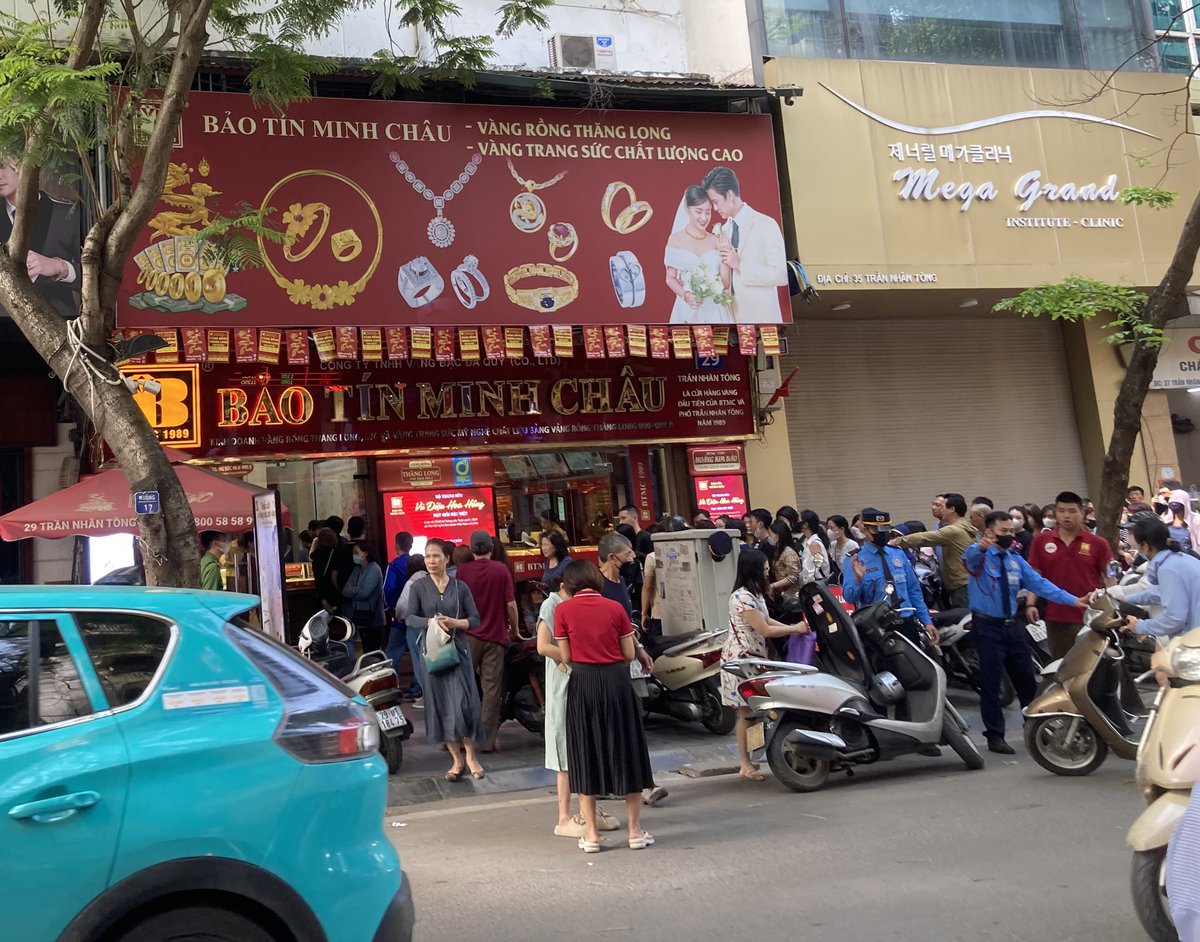 金の価格高騰でベトナムは連日売りに行く人が殺到している様子。
近所の店舗もすごい行列…

vietnam.vn/ja/xep-hang-de…