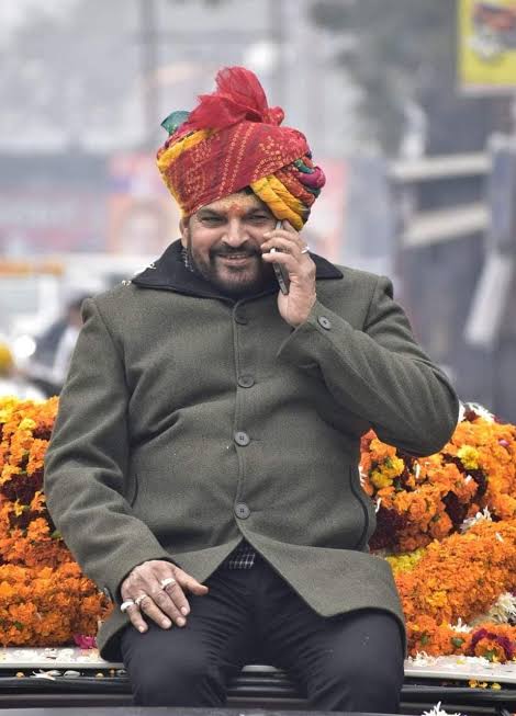 DrRakeshprj's tweet photo. बृजभूषण शरण सिंह- मैं विपक्ष का मंत्री था मुलायम सिंह यादव मुख्यमंत्री थे.... मैं उनसे मिलने पहुंचा वह लिफ्ट में थे,  लिफ्ट का दरवाजा बंद होने वाला था उन्होंने रोक दिया।।।। उन्होंने सवाल किया चिट्ठी लाए हो चिट्ठी...
मैं बीजेपी से सांसद था उनकी आलोचना करता था मैंने दो चिट्ठी दी। एक काम टिपिकल था दूसरा काम होने वाला था... 
शाम के चार बजे तक कलेक्टर का फोन आया कि आपका काम हो गया...