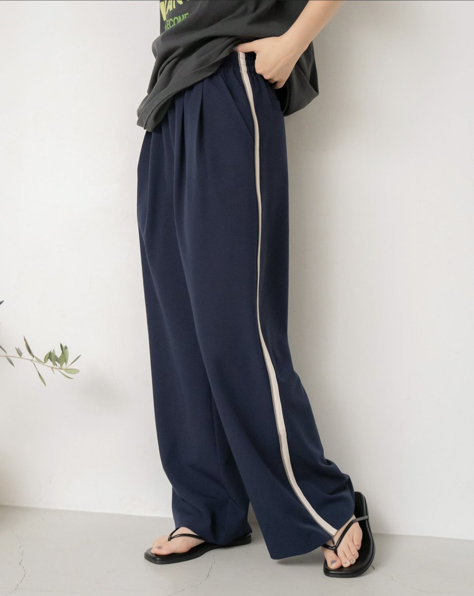 ungrid_sendai's tweet photo. 【NEW  ARRIVAL】

#ラインデザインラフタックパンツ
¥13,200  GRY/NVY size  S,M

サイドラインを入れることでトレンドのスポーティー要素を取り入れたデザイン💙
裾にはファスナーが付いており、開閉でシルエットを変えて着回しを楽しめます☺️✌️

#Ungrid #仙台パルコ https://t.co/qVeGkjizE7