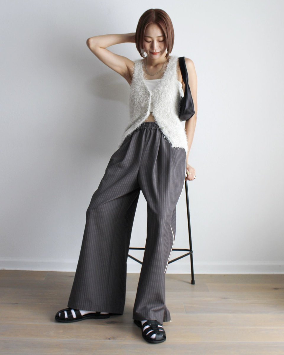 ungrid_sendai's tweet photo. 【NEW  ARRIVAL】

#ラインデザインラフタックパンツ
¥13,200  GRY/NVY size  S,M

サイドラインを入れることでトレンドのスポーティー要素を取り入れたデザイン💙
裾にはファスナーが付いており、開閉でシルエットを変えて着回しを楽しめます☺️✌️

#Ungrid #仙台パルコ https://t.co/qVeGkjizE7