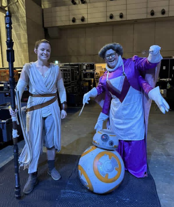 ChefGormaanda's tweet photo. Getting some help from Rey and BB-8 to travel the galaxy and cook up some treats. 

Stir Whip, Stir Whip, Whip Whip Stir 🥣 🥄

#SWCJ #starwars #StarWarsCelebration #starwarsholidayspecial
#SWCJ2025 #chefgormaanda 

Thank you @acarboni for taking the picture https://t.co/TxQeHcxYXH