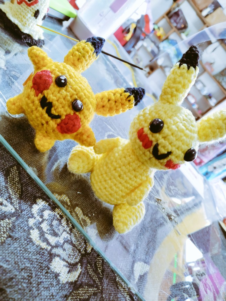 KzMinoru's tweet photo. Toca presentarles a mis #mimikyu bonitos. Y a mis #pikachus con problemas
#Pokemon #Amigurumi https://t.co/fsN16UuHtE