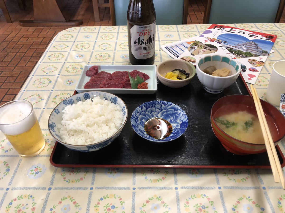 MAX02529942's tweet photo. 温泉旅行で昼から馬刺しビール最高🦄 https://t.co/k2UuysSfQl