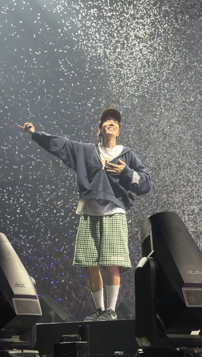 dollajeon's tweet photo. finally saw hobi again after 6 yrs!
To witness him up close this time🥹 slowly but surely getting to live the dream of witnessing them up close❤️‍🩹

The amt of emotions i have for how amazing his concert was, my hope right there!

#HOPE_ON_THE_STAGE_TOUR_Manila https://t.co/QoyKL2StqA