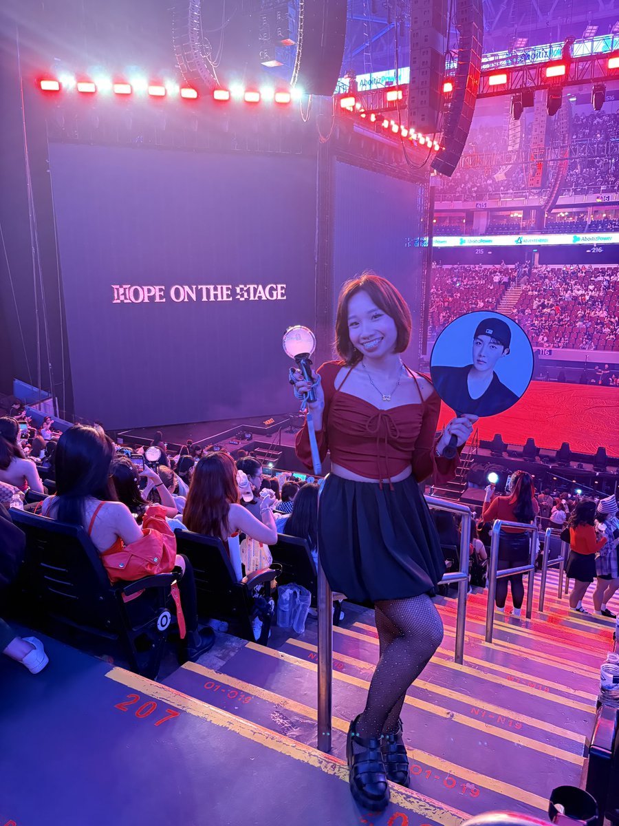 dollajeon's tweet photo. finally saw hobi again after 6 yrs!
To witness him up close this time🥹 slowly but surely getting to live the dream of witnessing them up close❤️‍🩹

The amt of emotions i have for how amazing his concert was, my hope right there!

#HOPE_ON_THE_STAGE_TOUR_Manila https://t.co/QoyKL2StqA