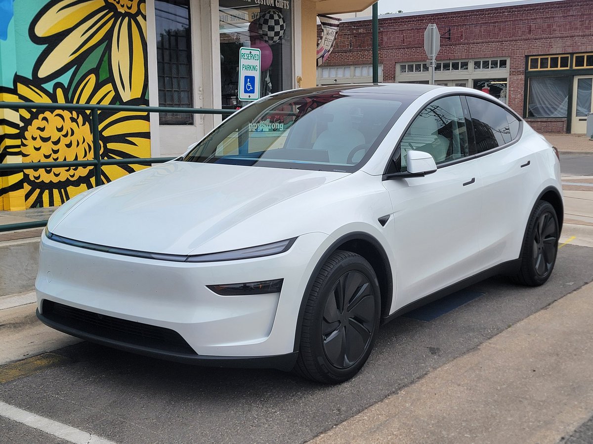 RoschetzkyP's tweet image. Tesla Model Y Juniper in Georgetown Texas town square. #Tesla #ModelY #ModelYrefresh #JUNIPER