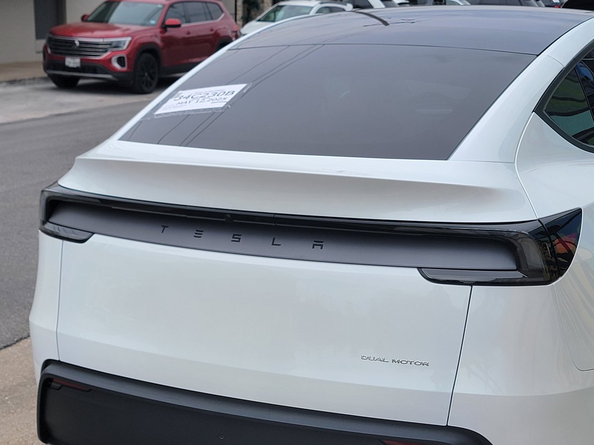 RoschetzkyP's tweet image. Tesla Model Y Juniper in Georgetown Texas town square. #Tesla #ModelY #ModelYrefresh #JUNIPER