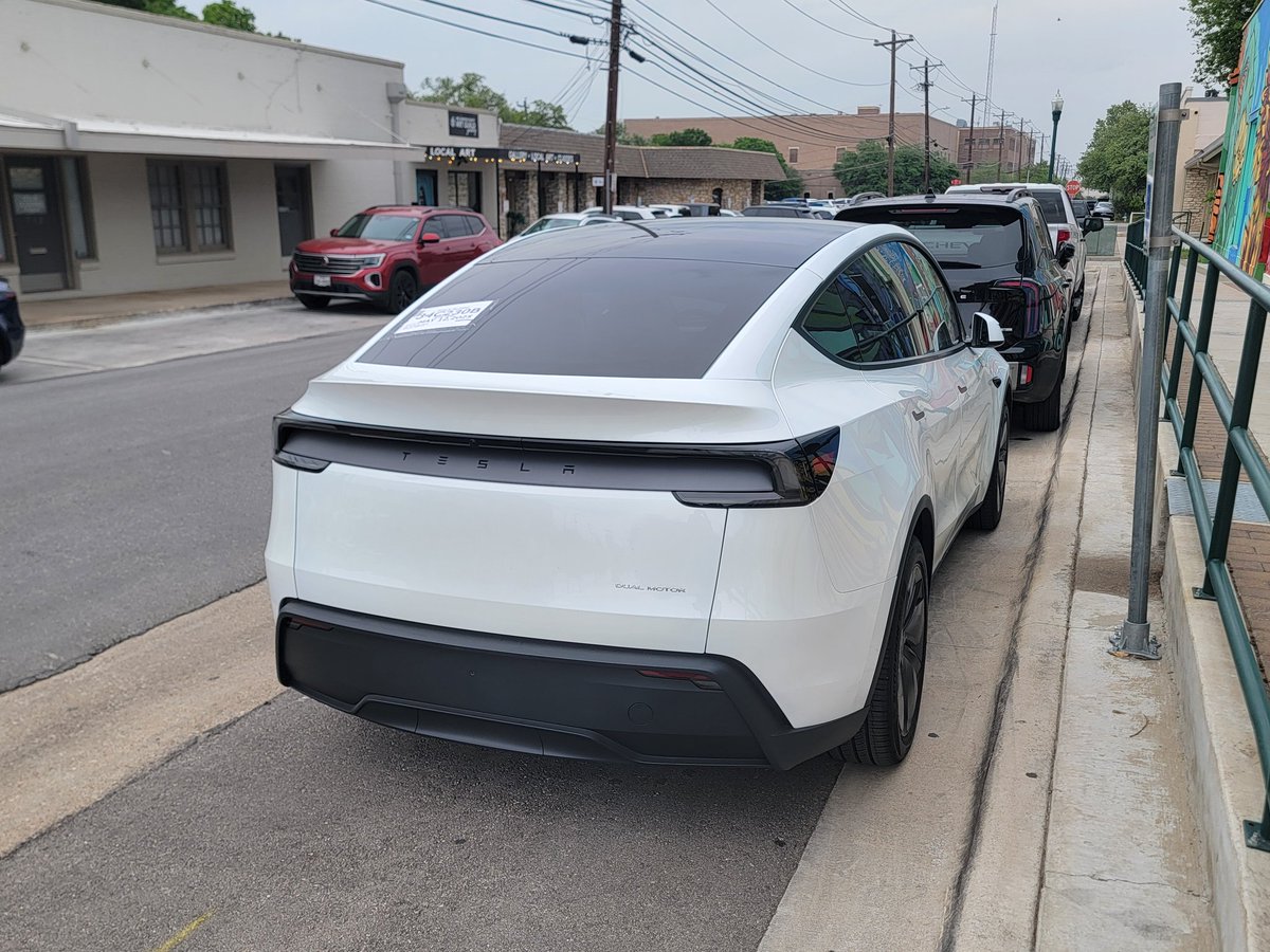 RoschetzkyP's tweet image. Tesla Model Y Juniper in Georgetown Texas town square. #Tesla #ModelY #ModelYrefresh #JUNIPER