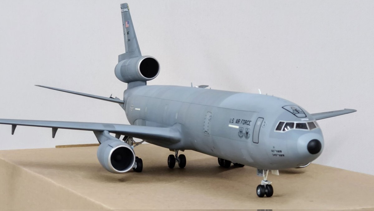 AMP 1/144 KC-10 Extender
完成

KC-10が退役して、色褪せしてる表現を製作しました。
こちらのキットは凄くフォルムが良くて、格好良いので翼の付け根もパテ埋めして、頑張って製作しました。もう一機ぐらい並べたいですが、お高いので...

航空ショーに行けないからプラモで我慢します。