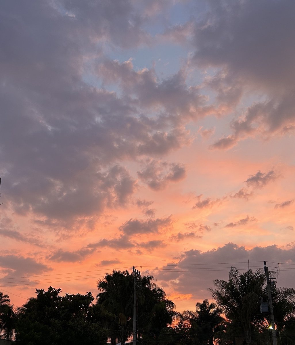 angelugalde_'s tweet photo. Al cielo no le importa si tuviste un buen o mal día, siempre se ve igual de hermoso https://t.co/TcsOBqOIos