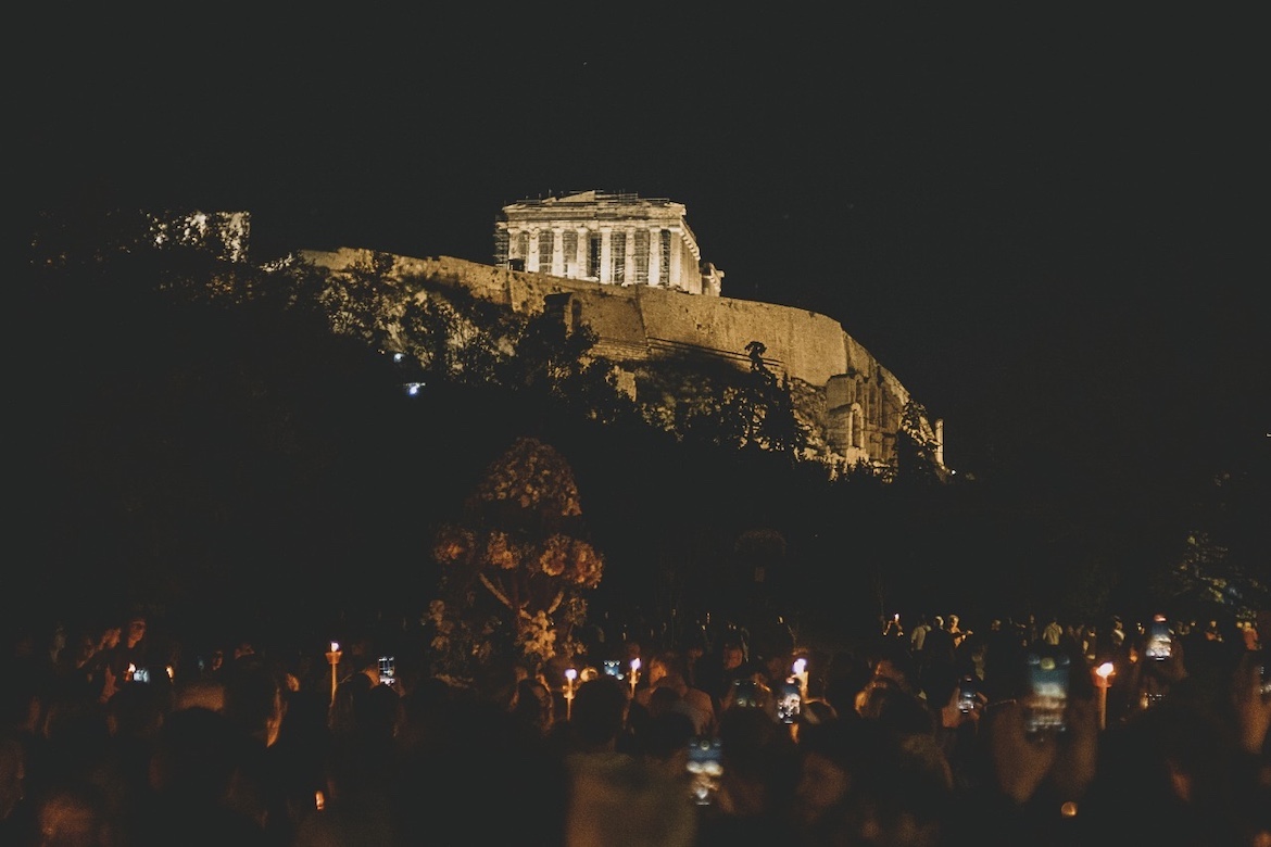 A pagan temple towering over a Christian ritual. The goddess Athena watching over Christ in the tomb. No tension. No contradiction. Just Greece being Greece. pappaspost.com/the-epitaphios…