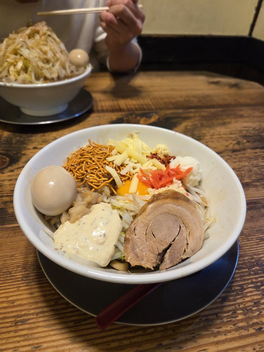 昼は小山のラーメンヒカリでまぜそば
最近これくらいの量でもジジイにはキツい