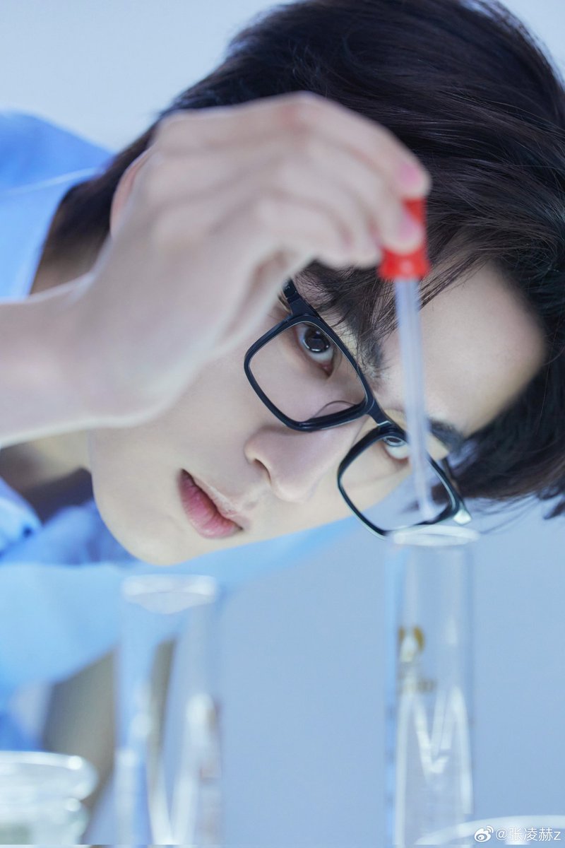 DailyZLH's tweet photo. Having a lab partner like #ZhangLinghe can solve many of your problems 😌 https://t.co/QcyCs25K6k