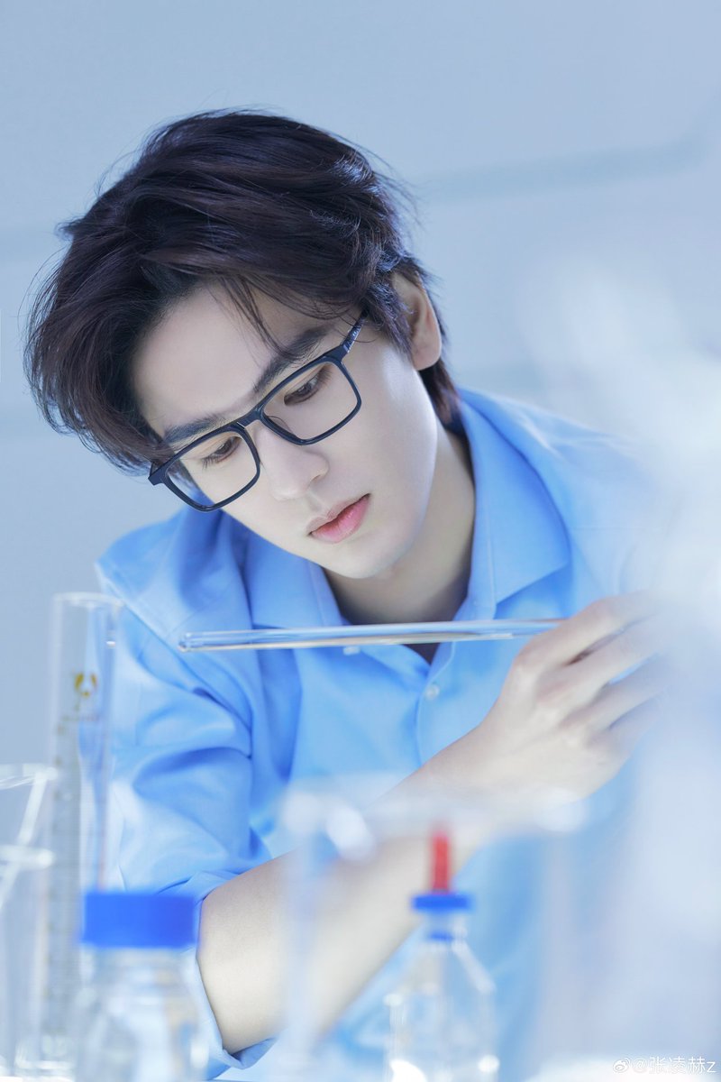 DailyZLH's tweet photo. Having a lab partner like #ZhangLinghe can solve many of your problems 😌 https://t.co/QcyCs25K6k