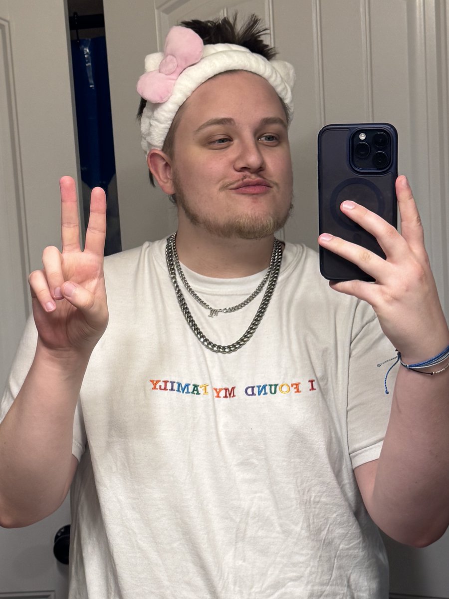 KingDylpickle's tweet photo. real men have hello kitty headbands and skincare 💅🏻 https://t.co/d2eE641Dp0