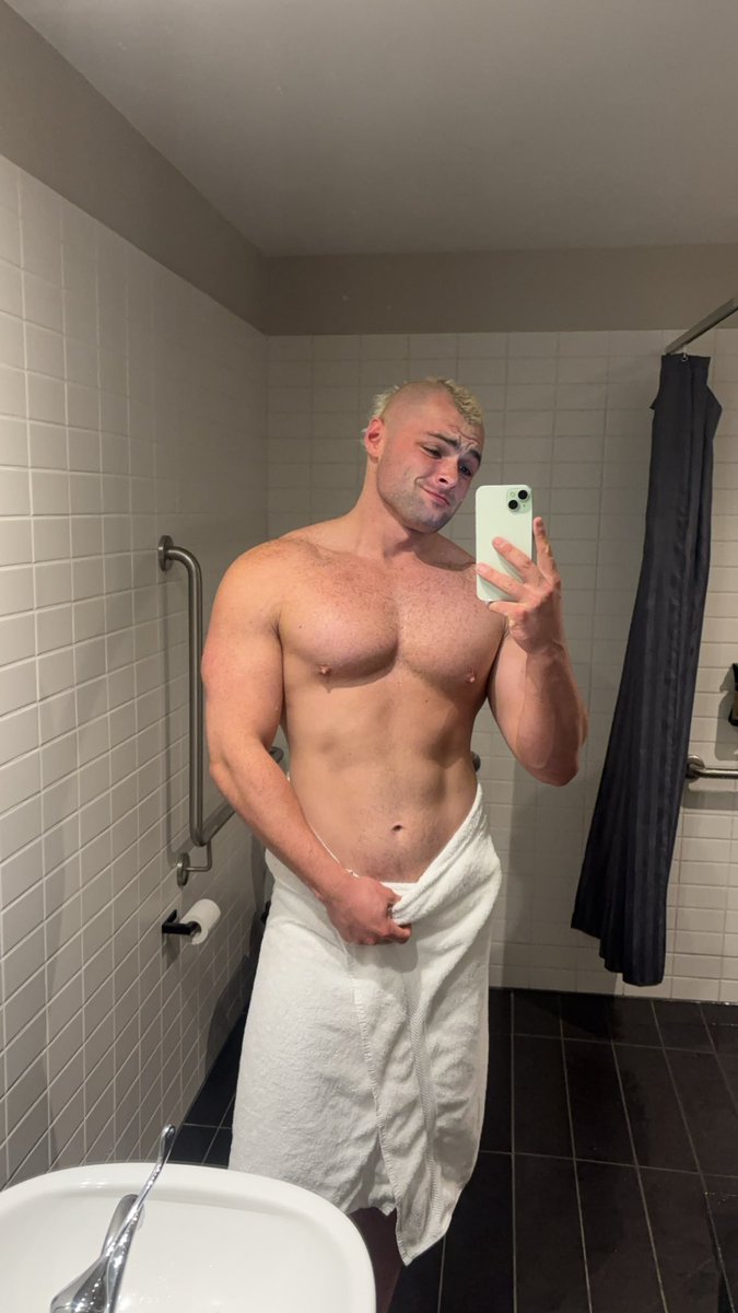 blondausmuscle's tweet photo. Shower https://t.co/SekHqCzDnC