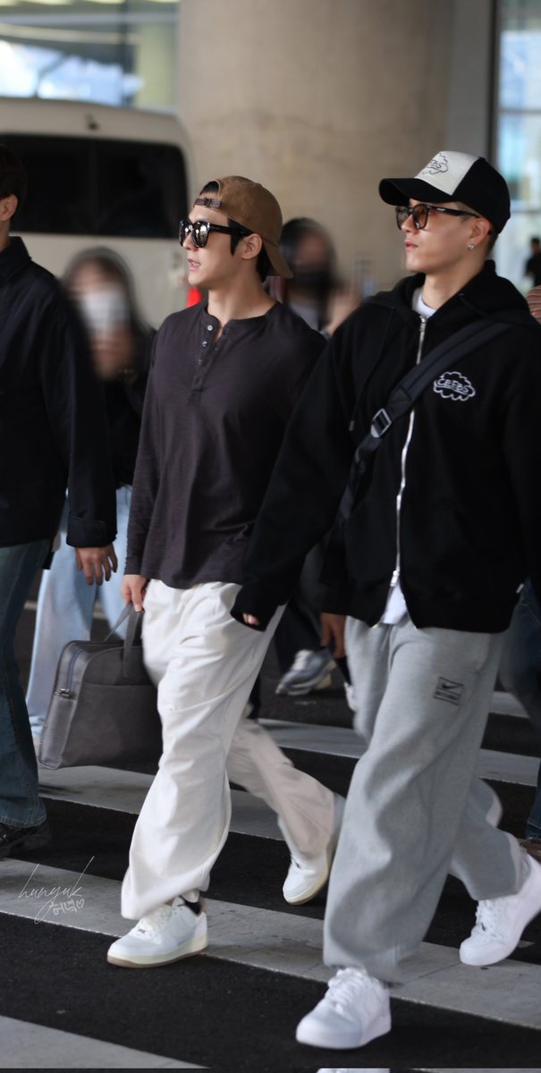 fly6314's tweet photo. 2025.04.20 인천공항 쿠알라룸푸르 팬콘 입국길
착시사진 📸
#프니엘 #PENIEL
#btob #이민혁 #LEEMINHYUK https://t.co/MRfFJnCqgU