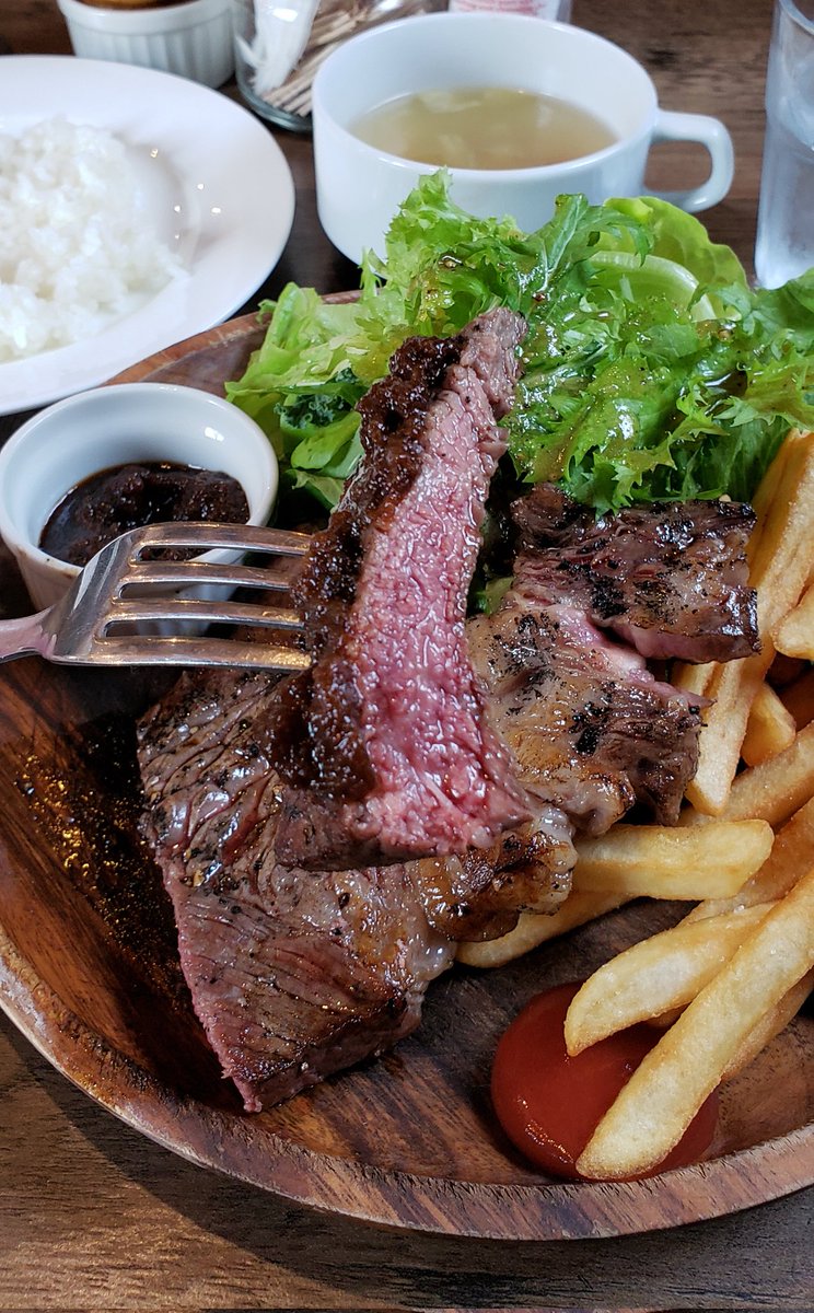kotobuki0925's tweet photo. JUSTMEATさんのビーフランチが1650円。
帰りにいただけるコーヒーがアイスコーヒーになってて、暑い日だったからその気遣いが嬉しかった。
いつもガムシロとミルク2個づつ使ってすみません。
#JUSTMEAT
#ジャストミート
#ランチ https://t.co/pOlZoJ5Oor