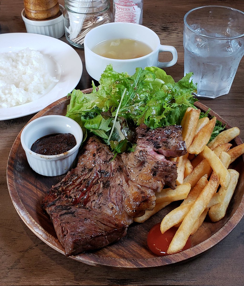 kotobuki0925's tweet photo. JUSTMEATさんのビーフランチが1650円。
帰りにいただけるコーヒーがアイスコーヒーになってて、暑い日だったからその気遣いが嬉しかった。
いつもガムシロとミルク2個づつ使ってすみません。
#JUSTMEAT
#ジャストミート
#ランチ https://t.co/pOlZoJ5Oor