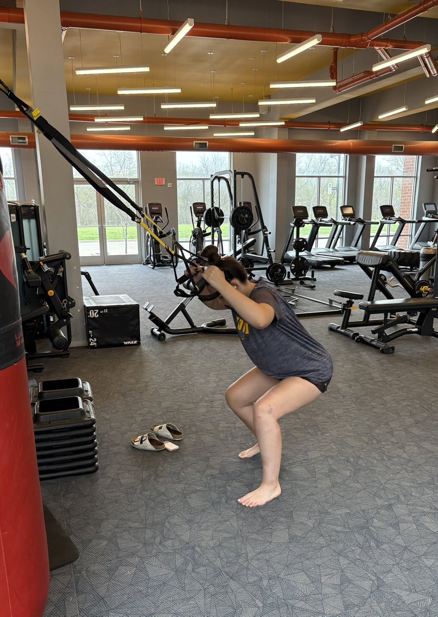 EmSnell4's tweet image. When you’d love nothing more than to be in the circle…but rehab and the gym have to do!  Let the rebuild begin!  Keep working @aksnell04