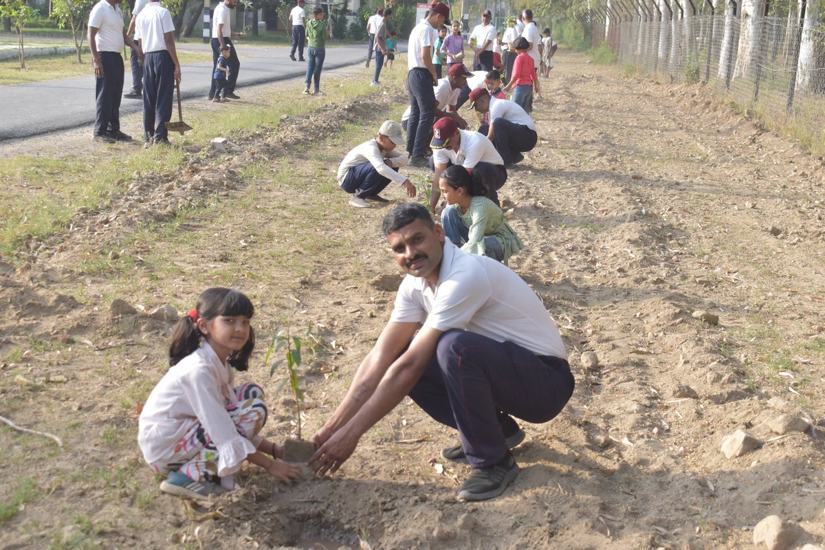VajraCorps_IA's tweet photo. Tiny hands, lasting roots!
Children of #PantherDivision joined soldiers in a heartfelt tree plantation drive, planting ‘EkPedMaaKeNaam’.
A tender act sowing deep values - Love for nature, Ownership of environment and a lifelong commitment to conservation.
#SonsOfSoil #GreenWarriors #RootsOfResponsibility
@adgpi @westerncomd_IA @pro_defence @prodefencechan1