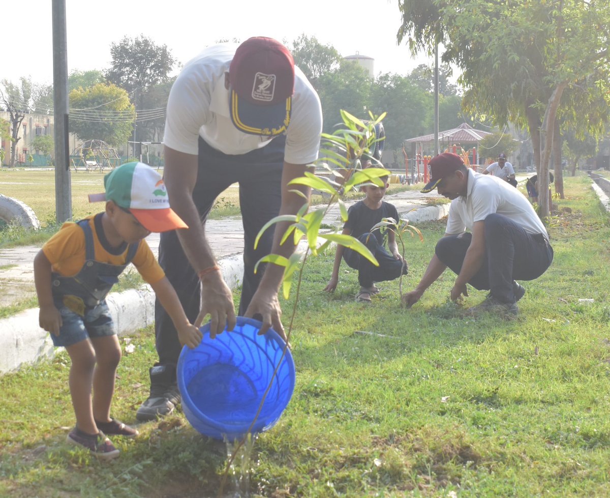 VajraCorps_IA's tweet photo. Tiny hands, lasting roots!
Children of #PantherDivision joined soldiers in a heartfelt tree plantation drive, planting ‘EkPedMaaKeNaam’.
A tender act sowing deep values - Love for nature, Ownership of environment and a lifelong commitment to conservation.
#SonsOfSoil #GreenWarriors #RootsOfResponsibility
@adgpi @westerncomd_IA @pro_defence @prodefencechan1