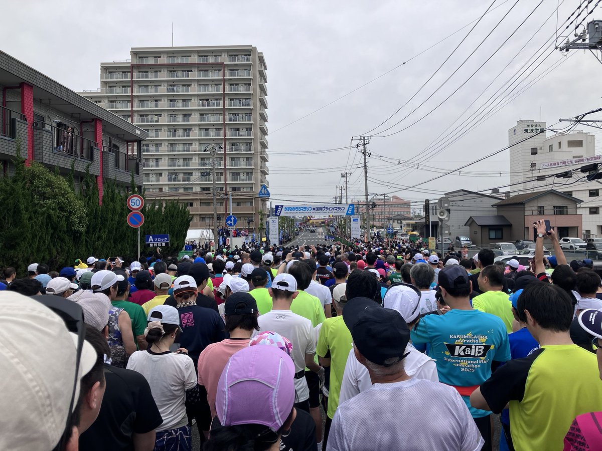 走り切った！
途中歩いちゃったけど、1時間35分🏃
体力よりもとにかく膝が痛い…
#かすみがうらマラソン #10マイル