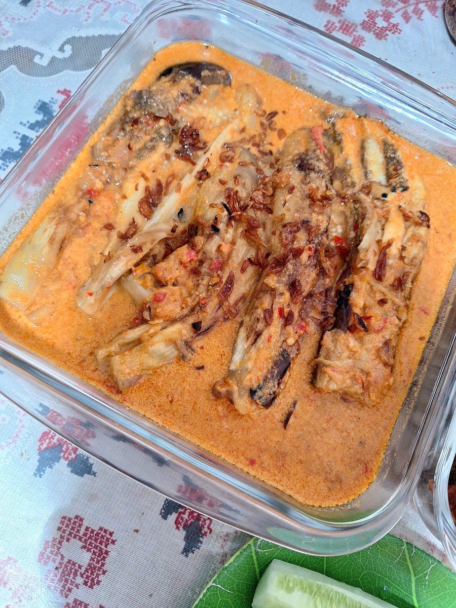 sanitamima's tweet photo. Pas lebaran lalu, sowan ke rumah Budhe di Solo, dimasakin ikan gongso ini, enak banget, lalu kutanya resepnya & baru terealisasikan recook hari ini.
Menu hari ini: ikan bumbu gongso, pecak terong bakar, & lalapan timun ✨️
#lunch #menuoftheday https://t.co/ds1iUBtFsV